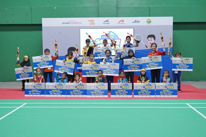 Para pemenang Festival SenengMinton Semarang 2025 yang berlangsung di Polytron Stadium Universitas Diponegoro Semarang, Kamis (20/11)